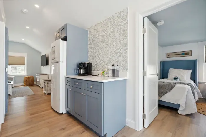 Fully equipped kitchen with updated appliances (no dishwasher)