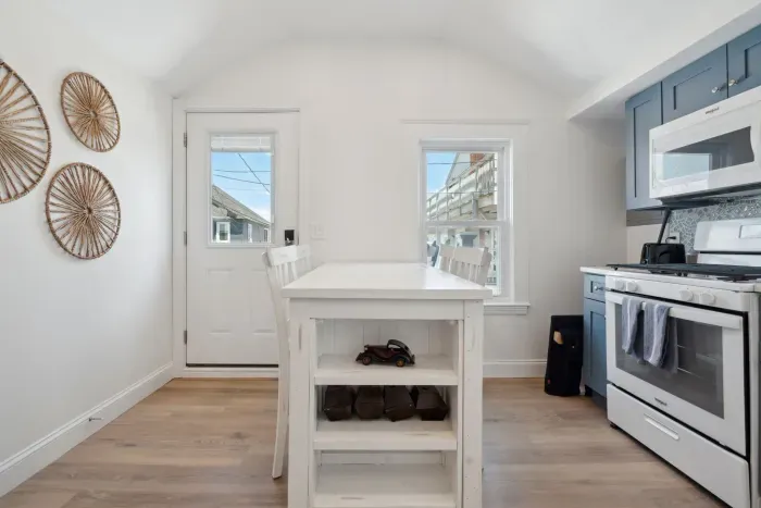 Fully equipped kitchen with updated appliances (no dishwasher)