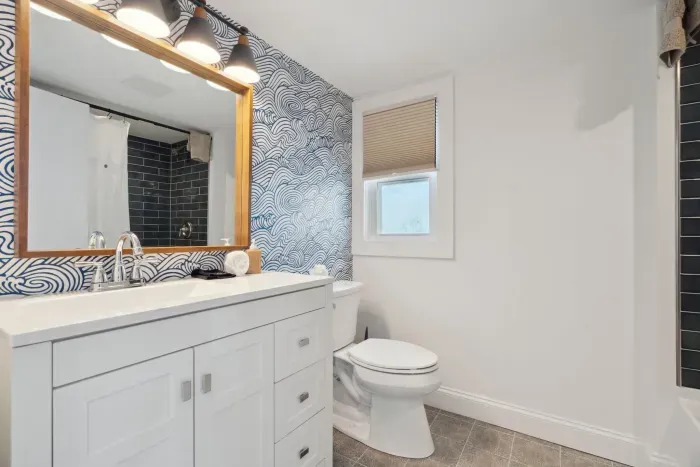 Full bathroom with shower/tub combo