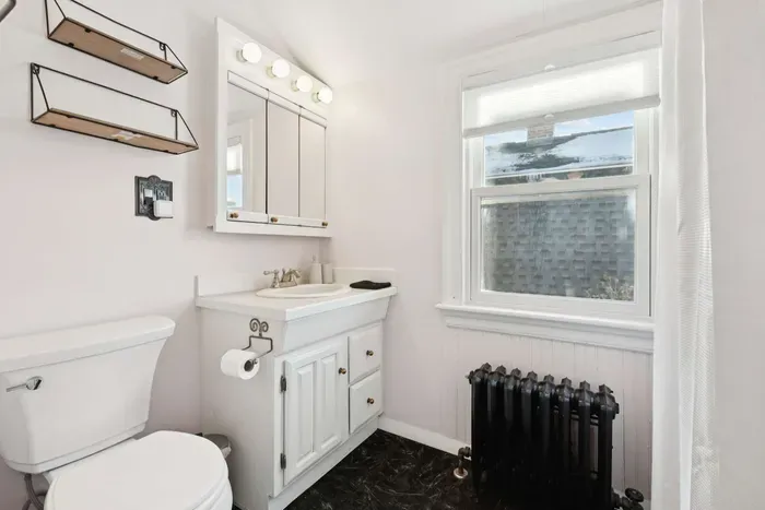 Full bathroom with a tub/shower combo. Clean towels provided.