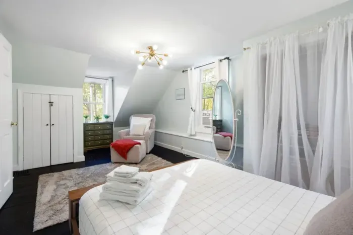 Main bedroom, queen size Tuft & Needle bed.