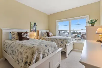 Bedroom #2 with 2 twin beds.