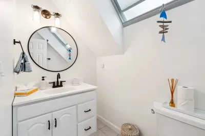 Half bath located on the second floor. Clean towels provided.