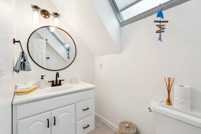 Half bath located on the second floor. Clean towels provided.