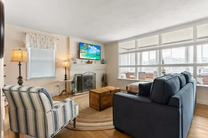 Open living room and fully-equipped kitchen, with dining room table, smart TV, and sleeper sofa.