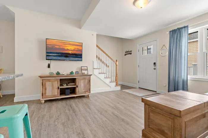 First floor living room and fully stocked kitchen, with flat screen smart TV, 4 barstools, reclining chair and kitchen table.