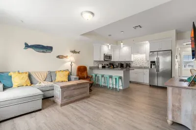 First floor living room and fully stocked kitchen, with flat screen smart TV, 4 barstools, reclining chair and kitchen table.