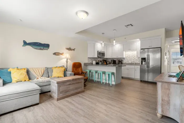 First floor living room and fully stocked kitchen, with flat screen smart TV, 4 barstools, reclining chair and kitchen table.