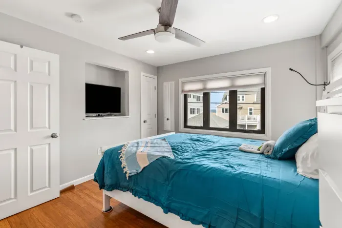 Queen bedroom with a smart TV and peek-a-boo ocean views! Clean linens and towels provided for all guests