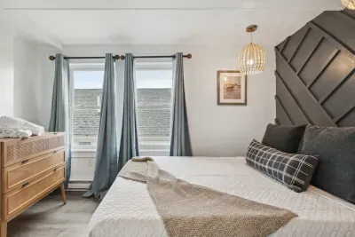 Bedroom with Queen bed
