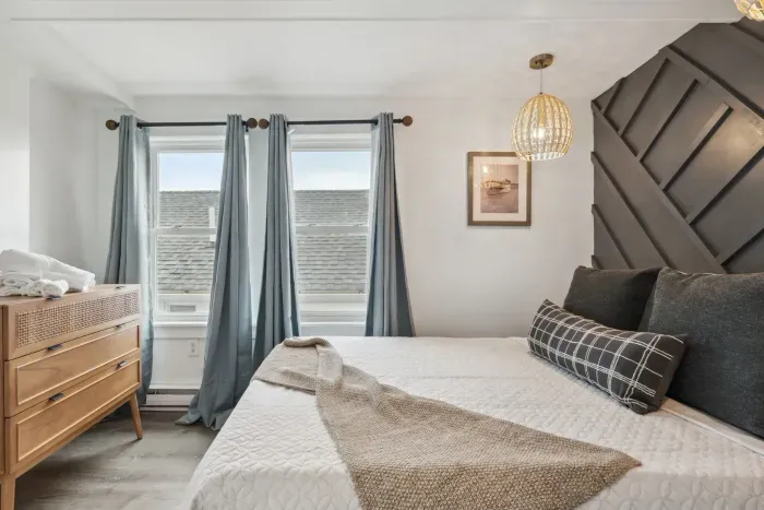 Bedroom with Queen bed