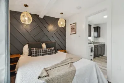 Bedroom with Queen bed