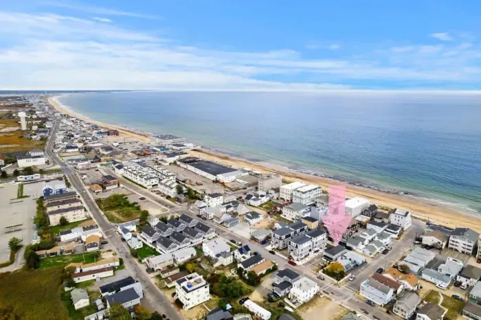 Aerial view, 1 block to the public beach and 2 blocks to the Salisbury Center