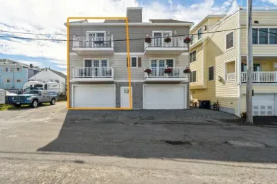 Rooftop tides has a common entrance pictured with the neighbor. The unit itself is highlighted.
