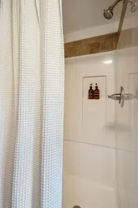 The standing shower, shampoo and body wash are provided! Clean bath and hot tub towels provided