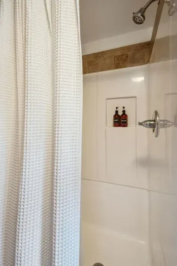 The standing shower, shampoo and body wash are provided! Clean bath and hot tub towels provided