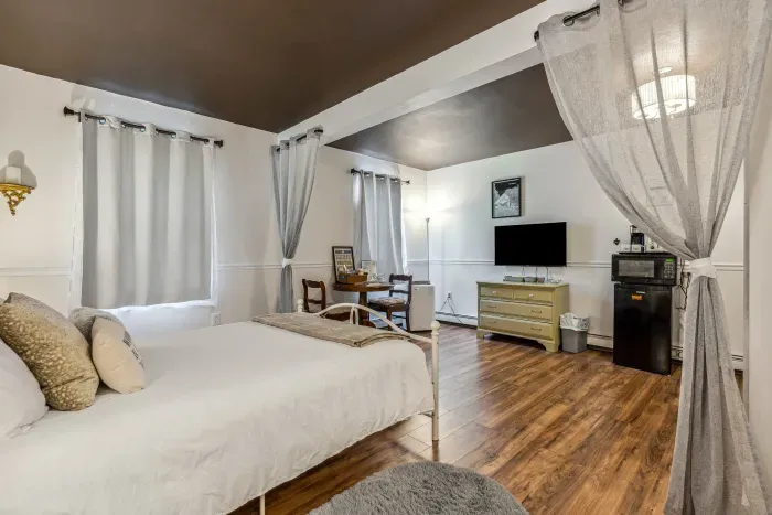 Queen sized bed, extra blankets, Roku TV and plenty of locally inspired charm.