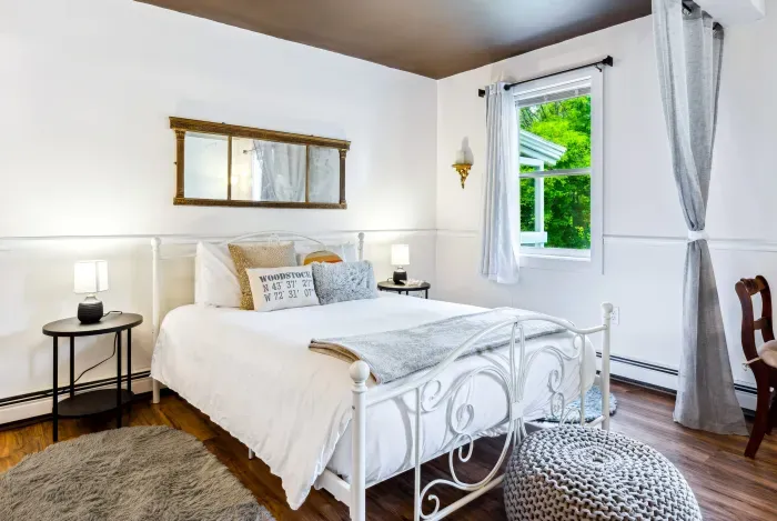 Queen sized bed, extra blankets, Roku TV and plenty of locally inspired charm.