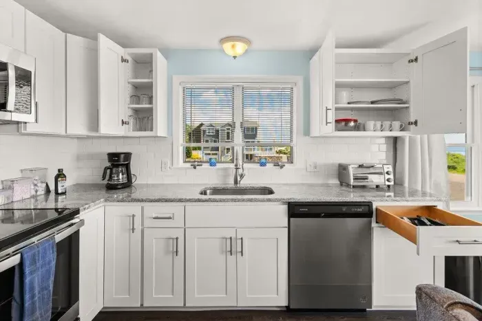 Fully-equipped open kitchen/living room