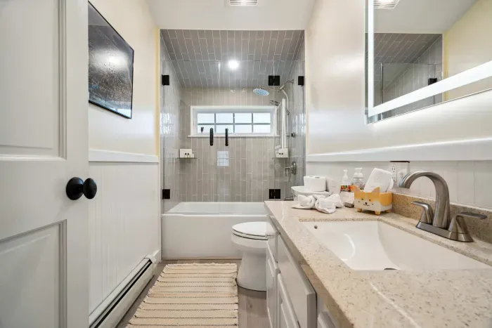 Full bathroom with shower and tub. Clean towels provided for all guests