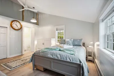 Second bedroom with queen bed and full size murphy bed. Clean linens provided