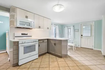 Updated appliances in the fully equipped kitchen!
