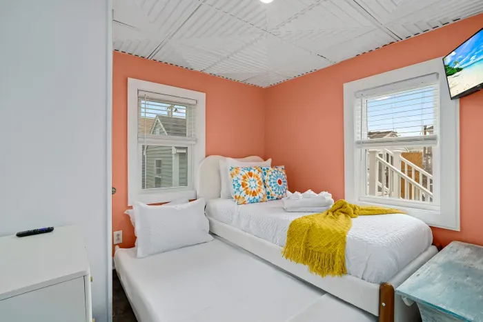 Bedroom #2 with twin bed PLUS pull-out trundle twin bed (sleeping 2 people in total)