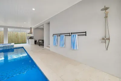 heatable salt water pool with hot tub, natural gas barbecue grill, dining area, 75' TV, Sonos Sound System