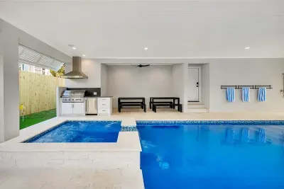 heatable salt water pool with hot tub, natural gas barbecue grill, dining area, 75' TV, Sonos Sound System