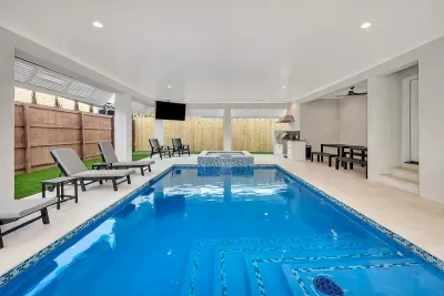 heatable salt water pool with hot tub, natural gas barbecue grill, dining area, 75' TV, Sonos Sound System