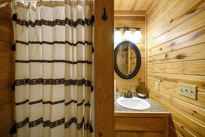 The guest bedroom guest will use this bathroom!