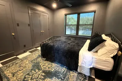 The County Suite - image 6 of 12