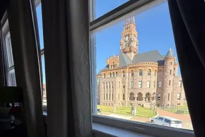 Wake up to the courthouse