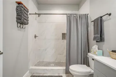 Main Hallway bath