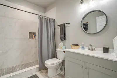 Main Hallway bath