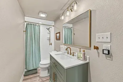 Spacious main bathroom