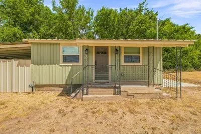 Front porch with 3 steps to access the home