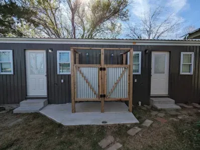Freshen up under the Texan sky with our outdoor showers. Perfect for rinsing off after a day of sun-soaked adventures on the lake, these showers offer both privacy and the serene embrace of nature.