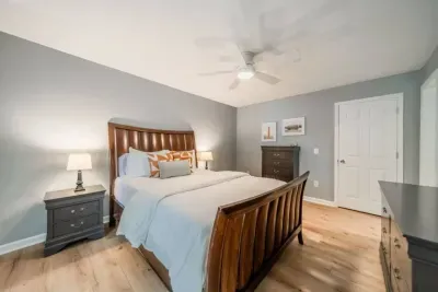 Fourth bedroom with Queen-sized bed, TV, and connected bathroom