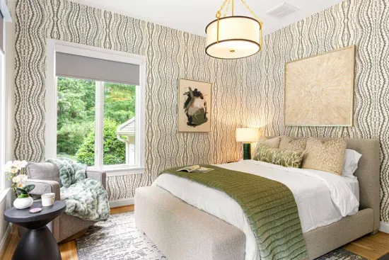 Secondary bedroom with Queen size bed and views to the beautiful back yard.