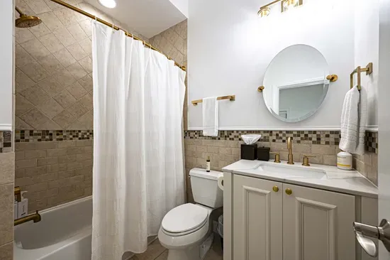 This bathroom is shared between the queen bedroom and the bunk bedroom.