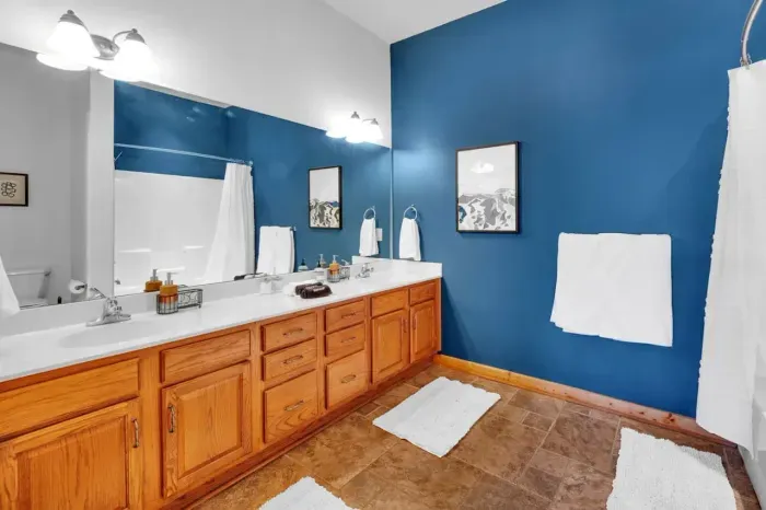 Spacious downstairs primary bath featuring soap, shampoo, conditioner and bodywash.