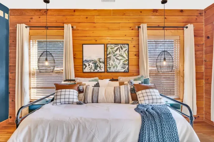 Upstairs 2nd bedroom which features a full size daybed with twin size trundle below it.