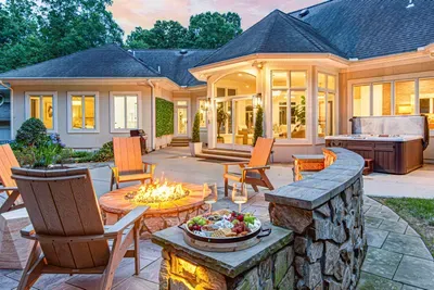 Exterior Dining & Firepit (16)