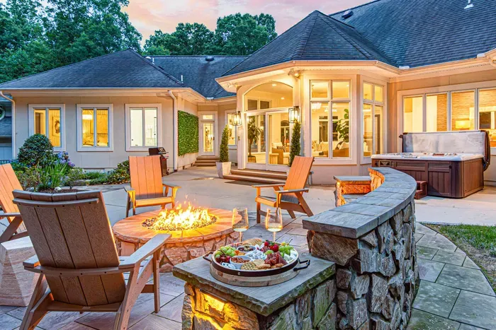Exterior Dining & Firepit (16)
