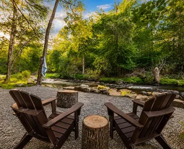 Settle by the water and let
the forest soundtrack take
care of the rest.