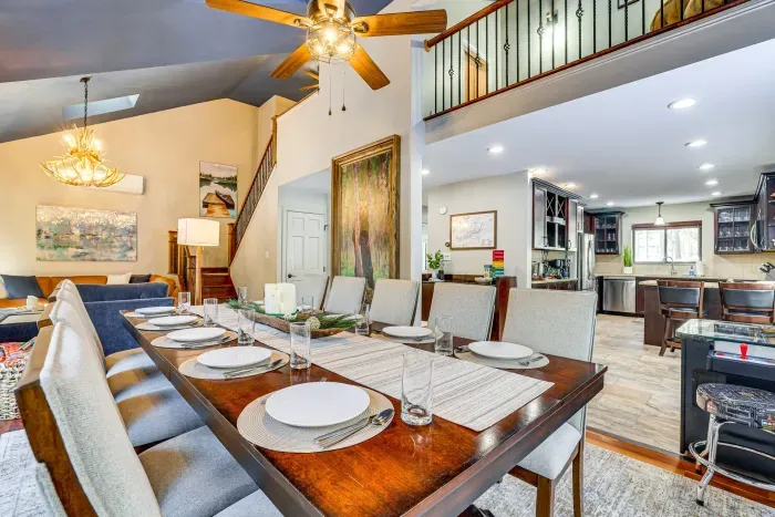 Pocono Pines vacation rental near Lake Naomi with open kitchen and dining area perfect for groups