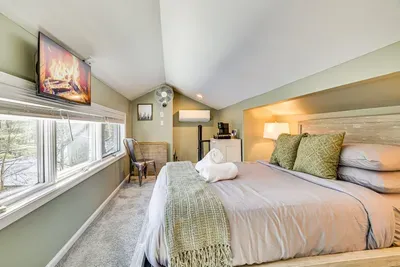 🛏️ Cozy third-floor queen bedroom with ensuite bathroom, 32” Smart TV, and deck access.