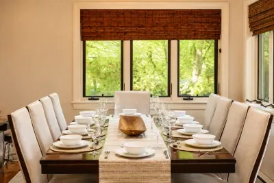 Come in from the trail and
gather at a bright dining
table set for ten.
