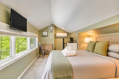 Wide forest views, a smart
TV, and a soft queen bed
make a peaceful haven.